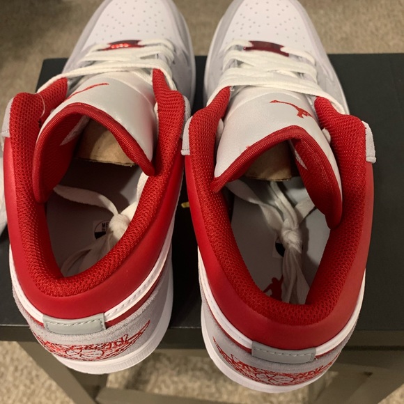 Air Jordan 1 Low SE Light Smoke Grey Gym Red - Picture 6 of 7